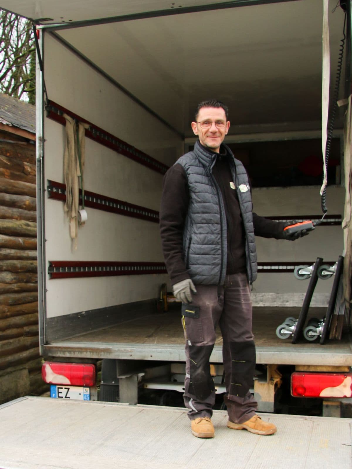 Un déménageur B2DEM debout dans le camion ouvert